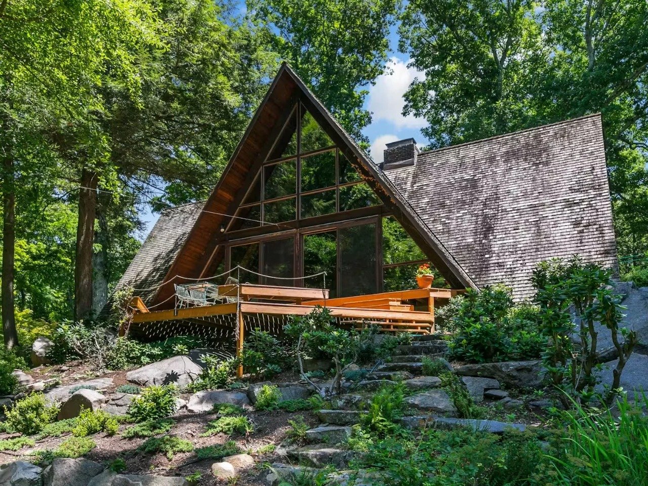 استمرارية طراز منتصف القرن العشرين في منزل Woods Home بيوركتاون هايتس دون استبدال أو توسعة