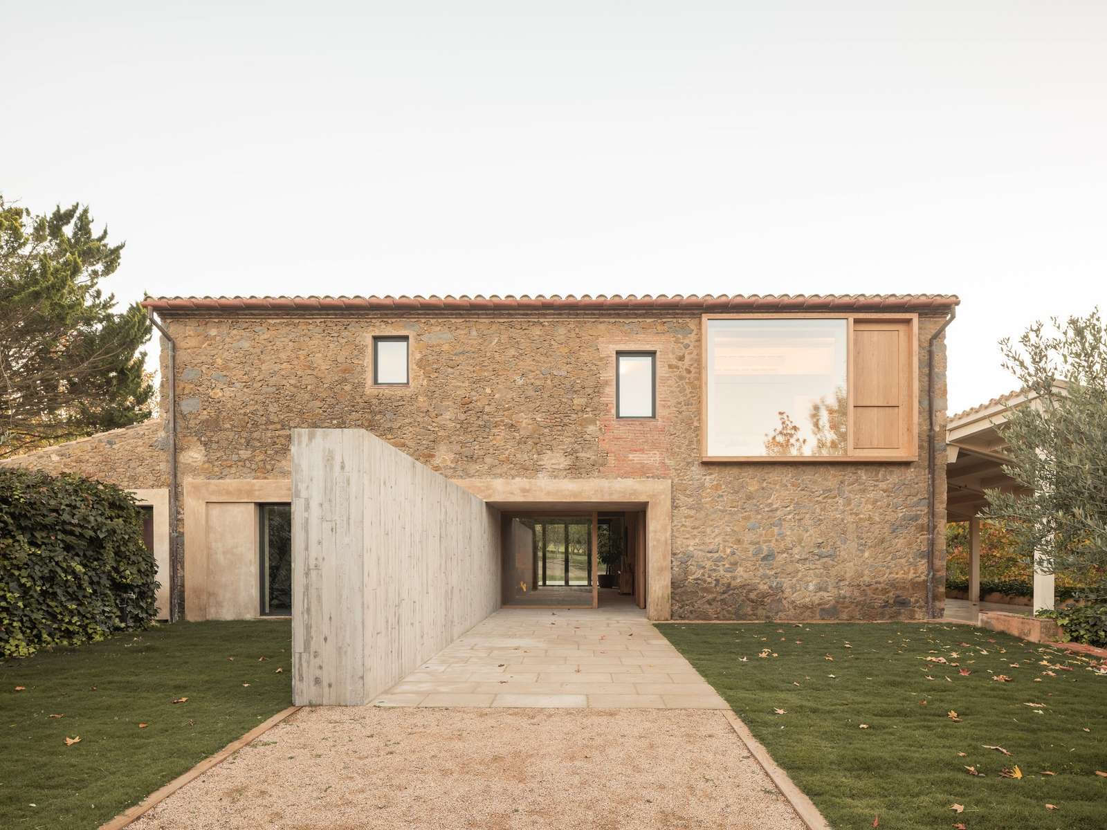 Project House 2302 Reshapes the Interior Space and Interaction Between Inside and Outside