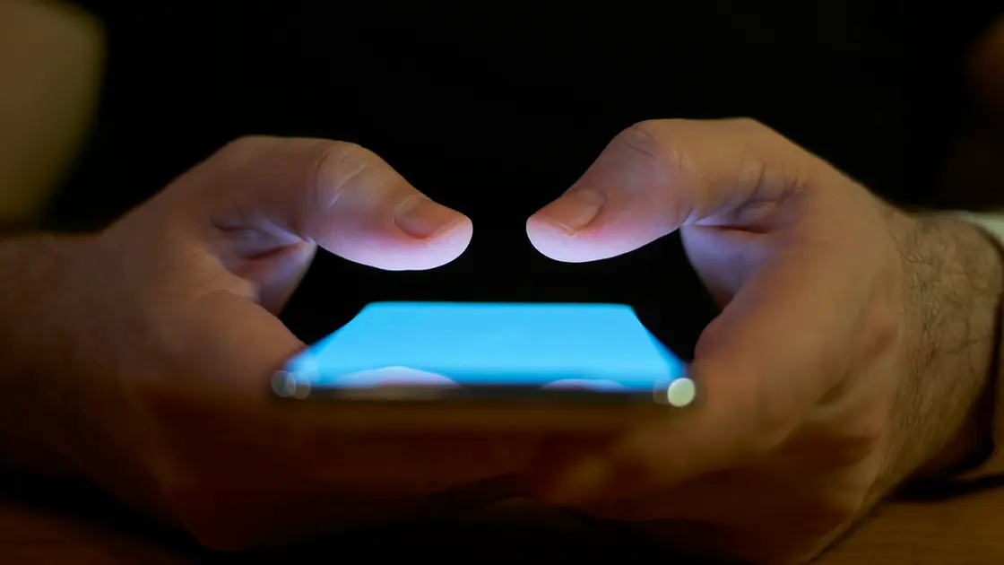 هل يتنصت هاتفك على ما تقوله؟ الحقيقة أكثر إثارة للقلق مما تتخيل