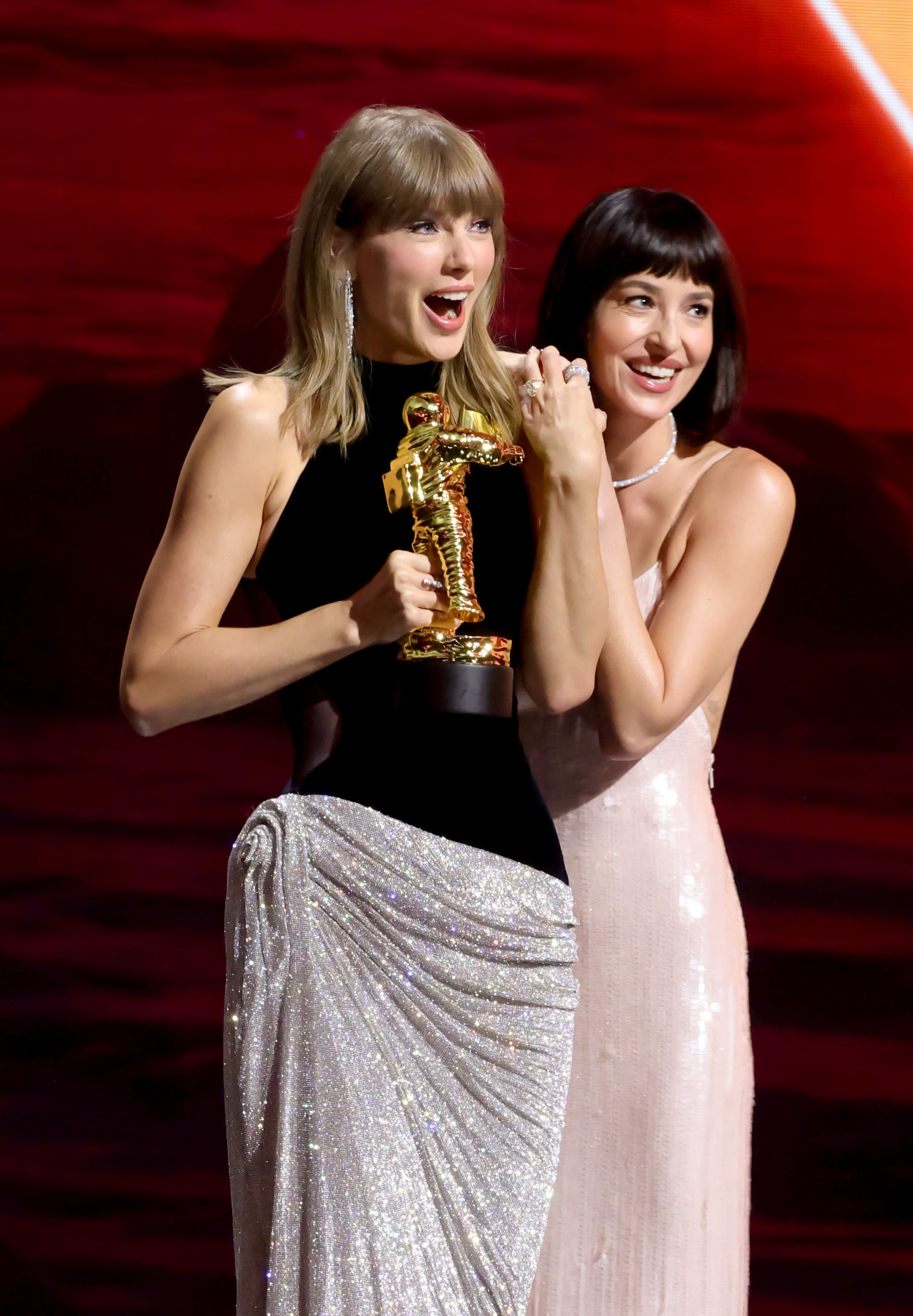 The “Soft French Fringe” Is Fall’s Most Flattering Hair Transformation, As Seen on Dakota Johnson and Taylor Swift