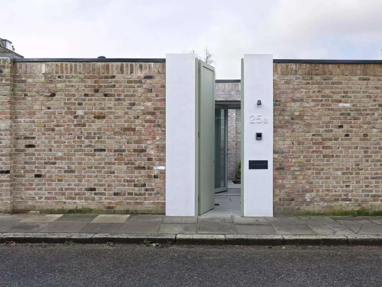 “Walled Courtyard House” Project Uses Skylights as a Substitute for Open Facades