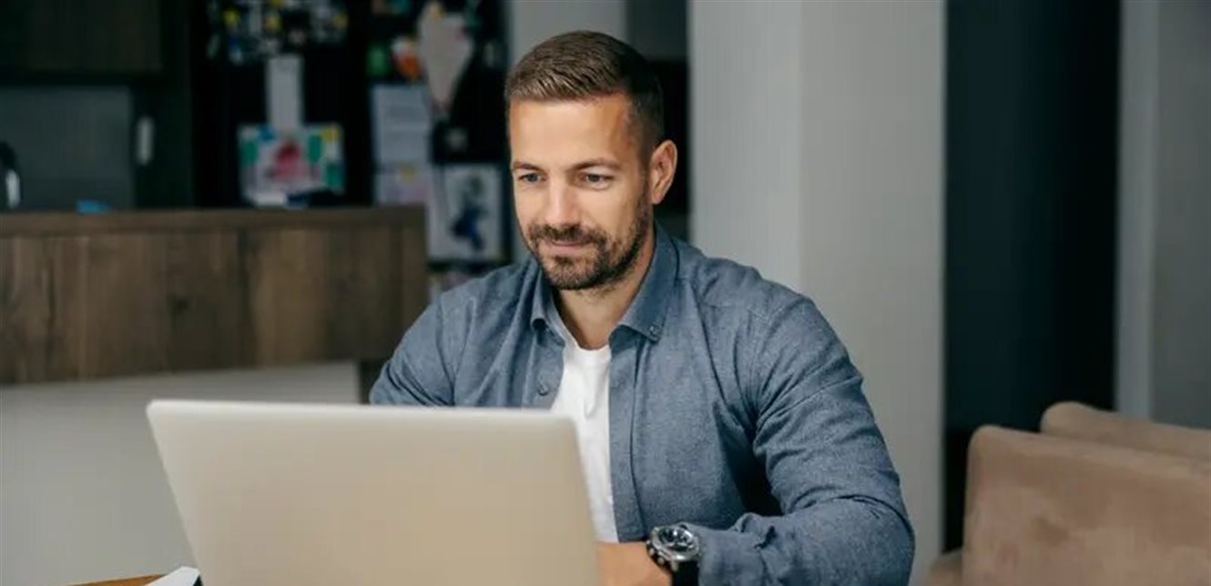 تجلس لساعات أمام الكمبيوتر؟ هذا ما قد يحدث لظهرك وركبتيك