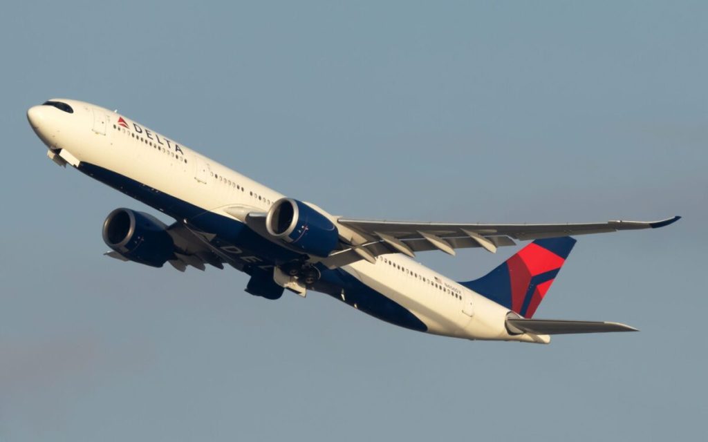 Delta and Amex GBT Test One-Click Status Enrollment for Corporate Travelers
