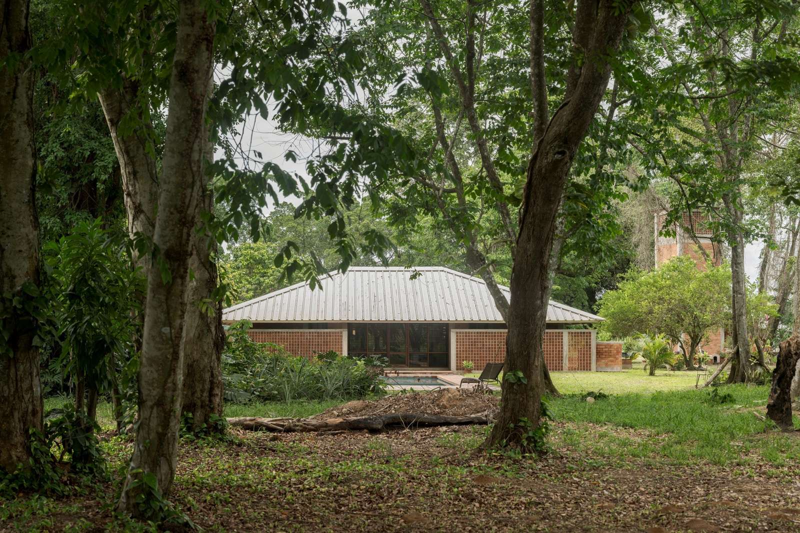 Villa E as an architectural design exploring the interaction between material and climate in the Amazon