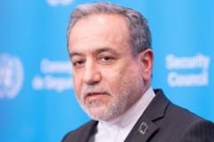 ترامب ينفي تقديم عرض بتخفيف العقوبات على إيران، وعراقجي في انتظار رد واشنطن "النهائي" الثلاثاء