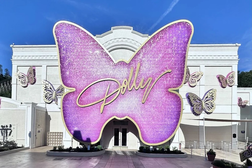 Theme Parks Keep Closing. Why Dolly Parton’s Dollywood Bucks the Trend.