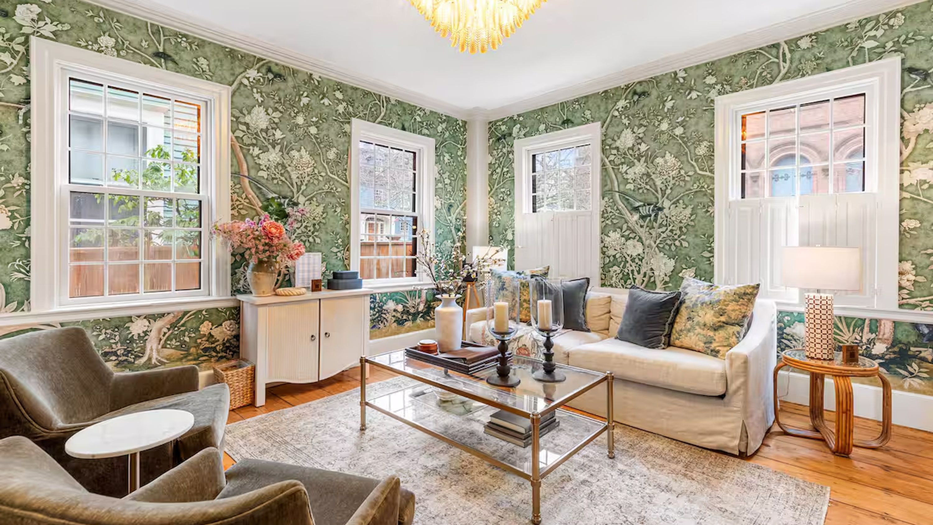 تخطّطين لحفل توديع العزوبية في Newport؟ هذه منازل Airbnb تمزج بهاء العصر الذهبي بسحر الساحل