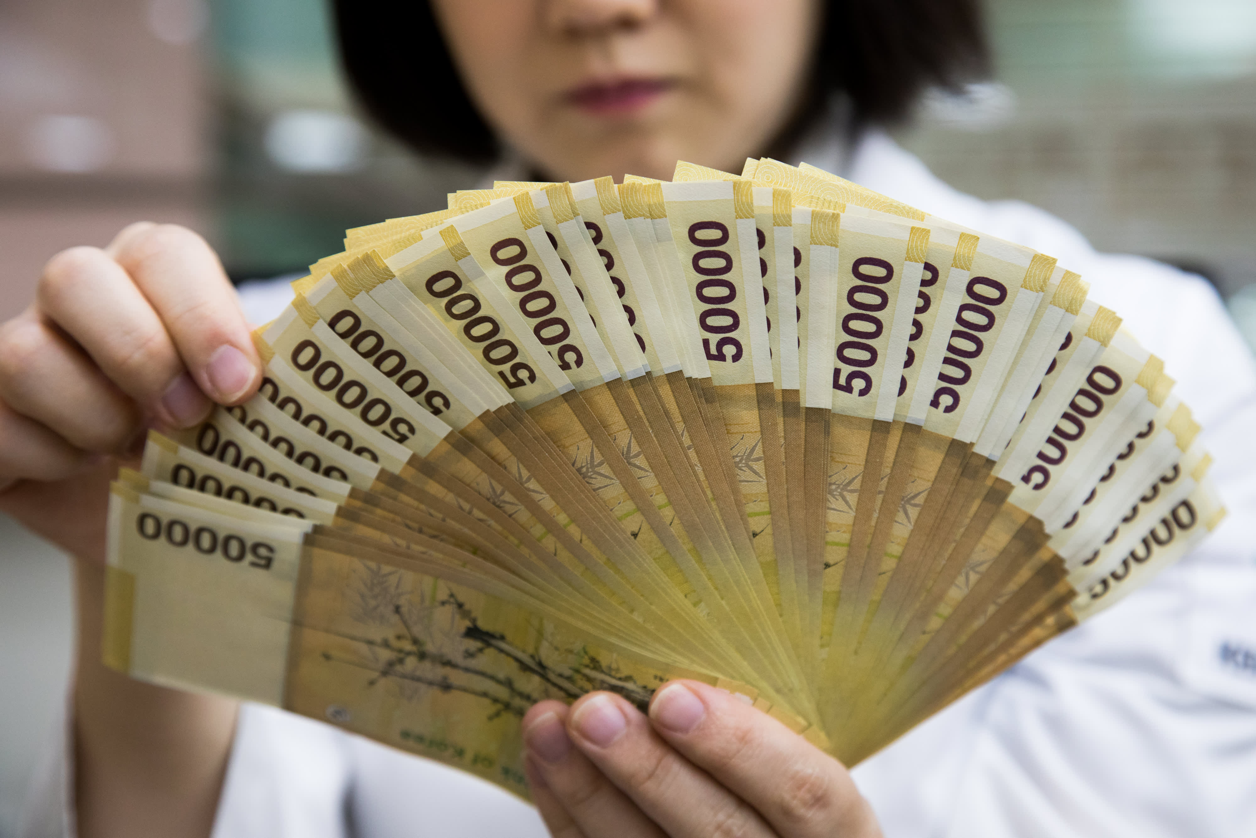 Massive bonuses for South Korea's chip workers puts central bank on inflation alert