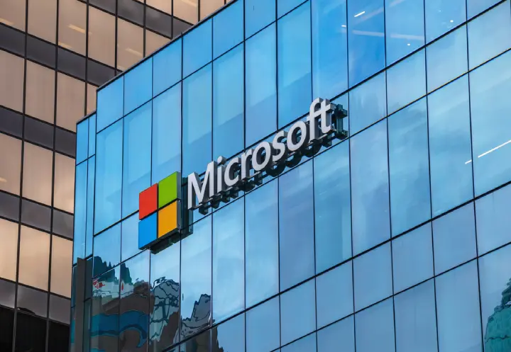 Microsoft تعرض برنامج خروج طوعي لنحو 60 ألف موظف وسط استثماراتها الضخمة في الذكاء الاصطناعي