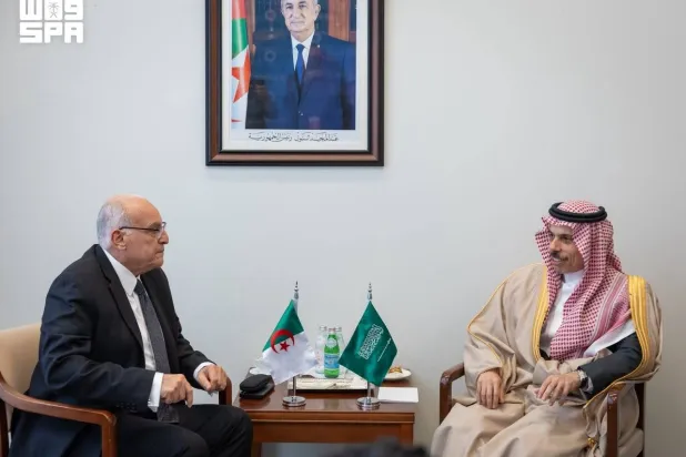 بن فرحان يبحث مع نظيريه الجزائري والمكسيكي مستجدات الأوضاع في المنطقة