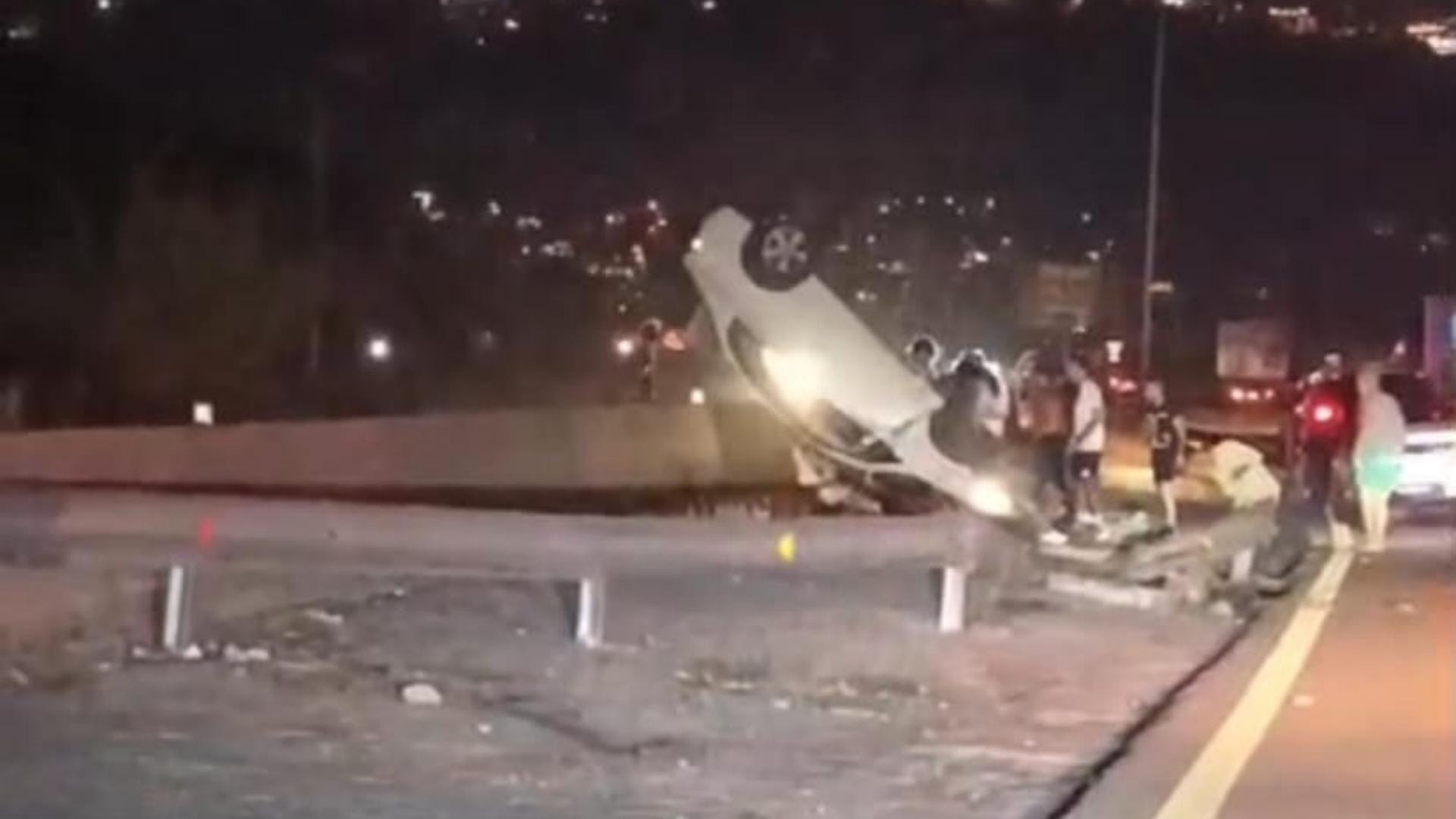 بالصورة: انقلاب سيارة على المسلك الغربي لاوتوستراد كازينو لبنان جونية وزحمة سير خانقة في المحلة