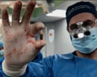 مراجعة الفيلم "المهمة" – جراح ينقذ الأرواح في غزة الممزقة بالحرب في تصوير visceral لتحمل الإنسان