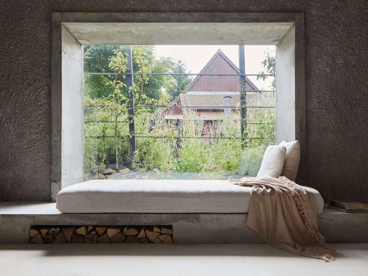 تصميم Summer House يعكس مقاربة معمارية للحفاظ على الكتلة القديمة وإعادة توظيفها