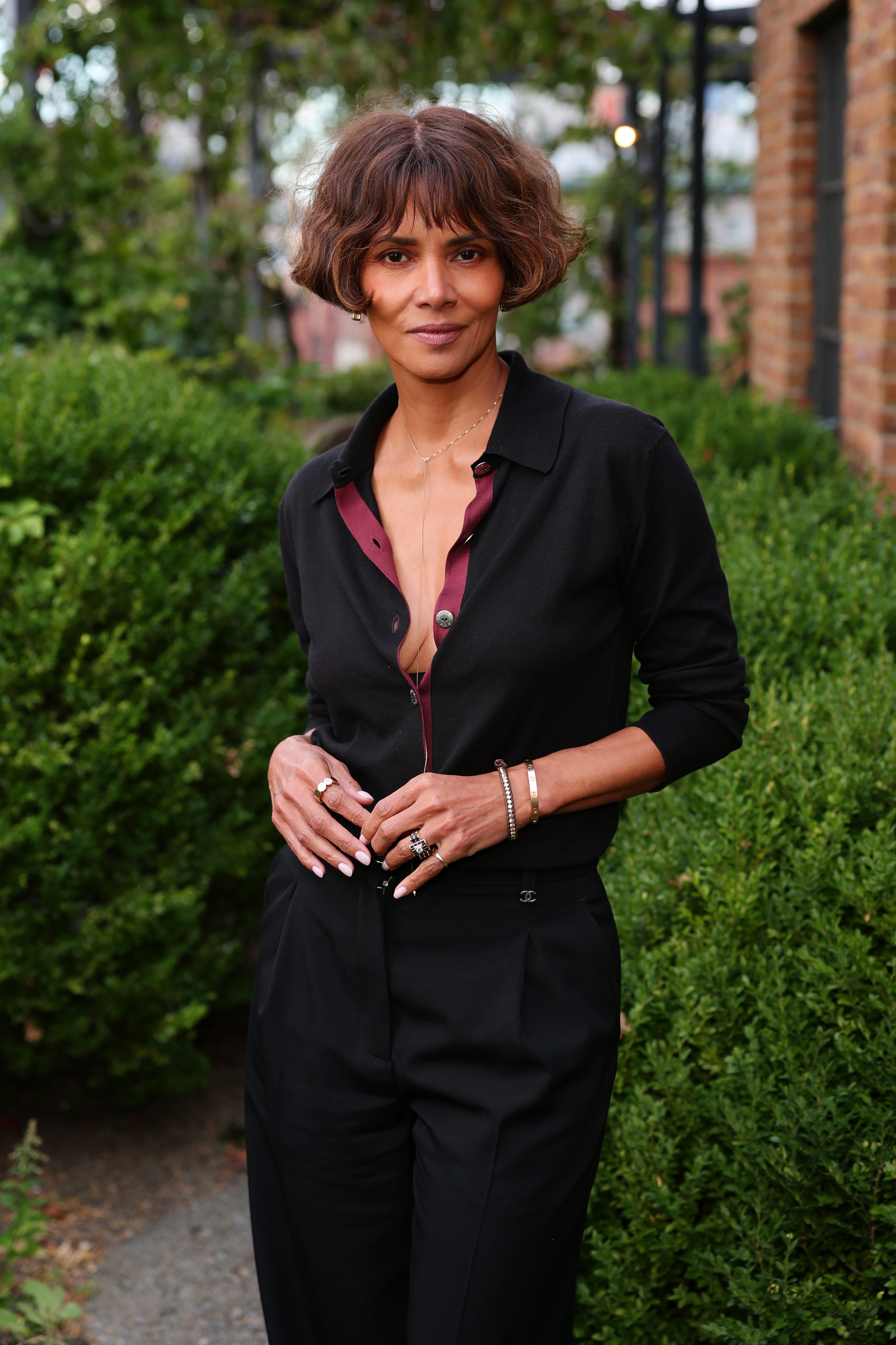 Halle Berry’s New “Curtain Crop” Haircut Is So Elegant for Women Over 50