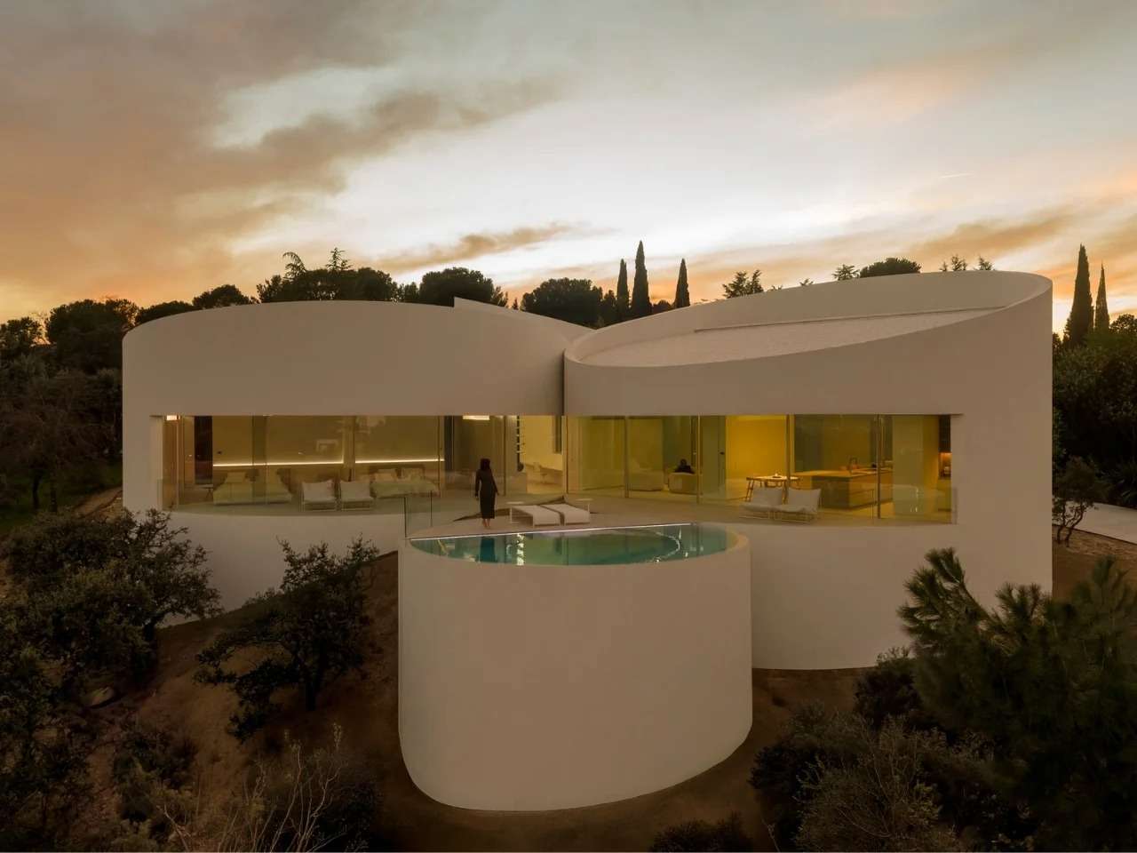 مشروع House in Las Rozas يدرس تأثير الكتل المنحنية على تجربة السكن والحركة