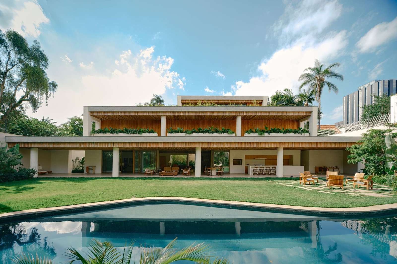 Jakarezinyo II House Combines Visual Continuity and Natural Materials in Design