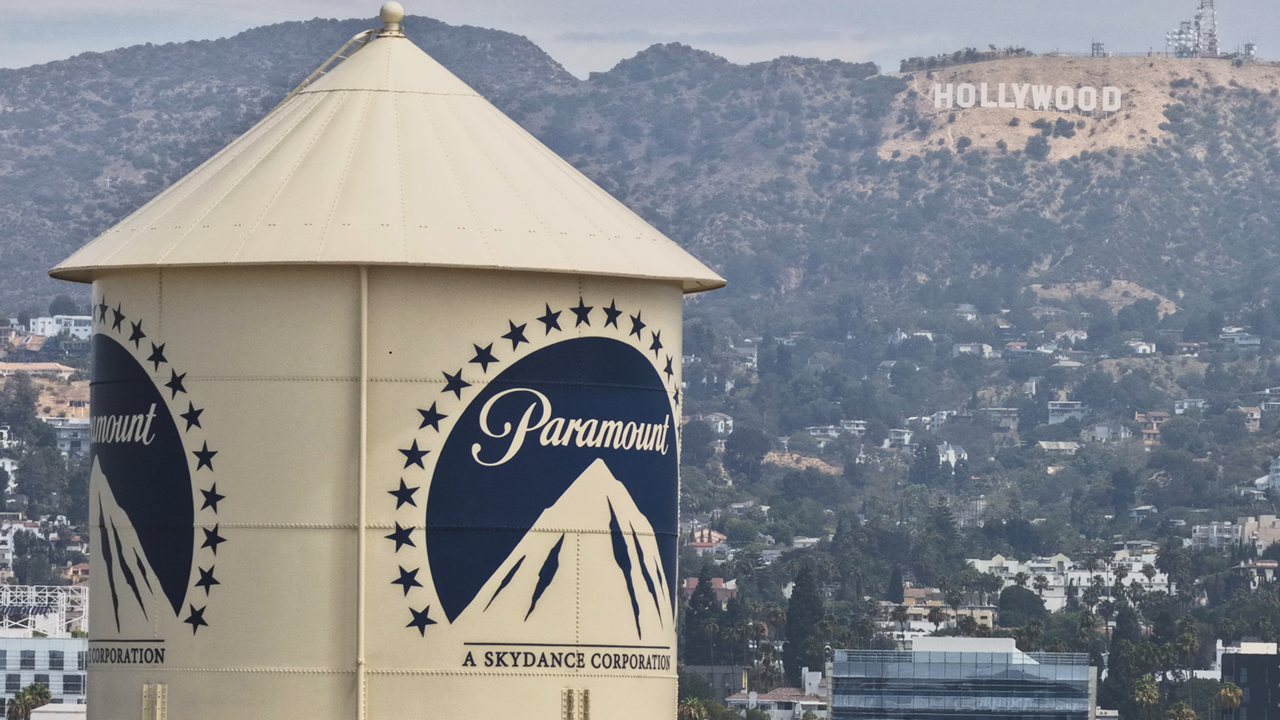 قاضٍ يوقف اندماج Paramount وWarner Bros. لمدة أسبوعين على الأقل