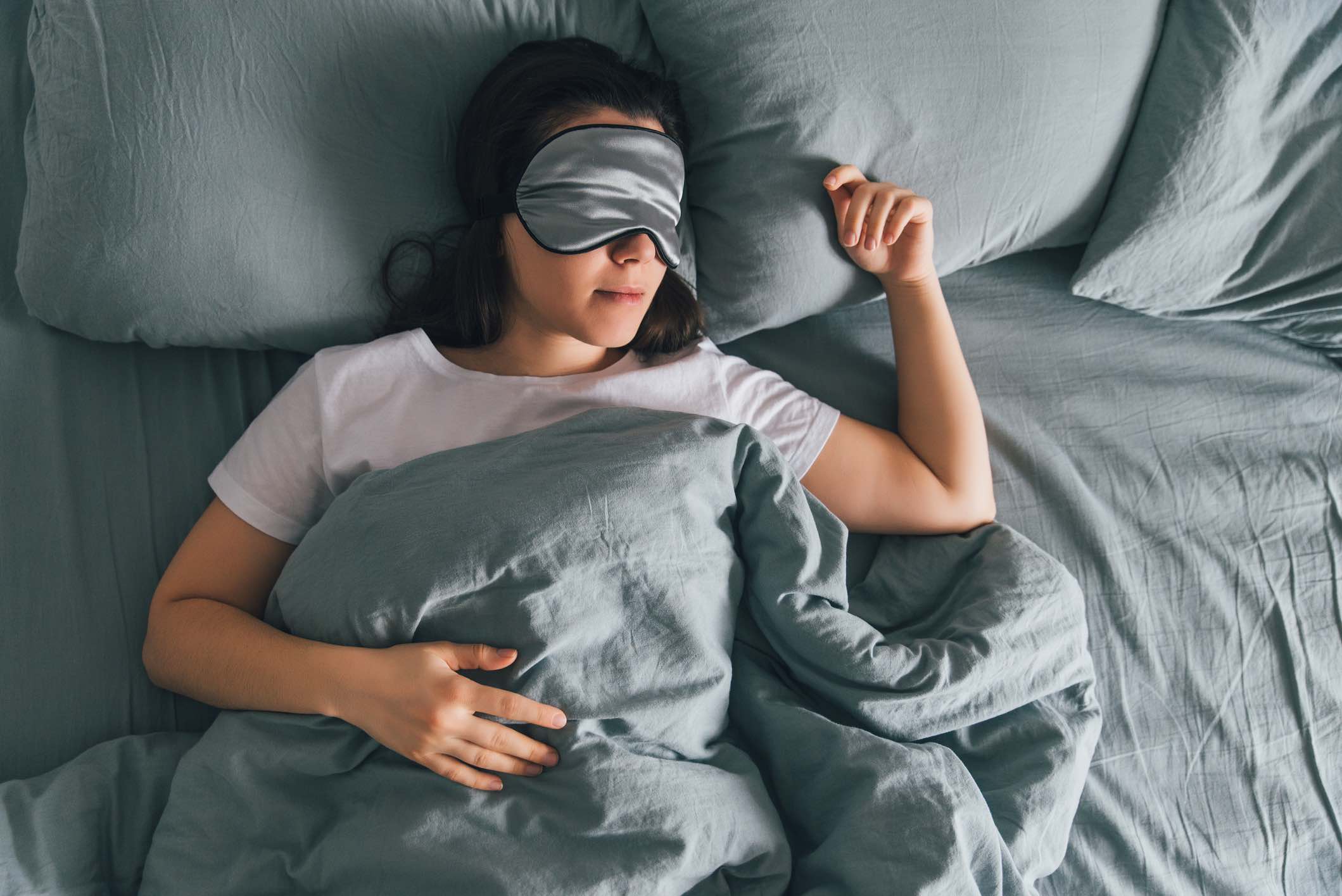 لا تستطيع الاسترخاء ليلاً؟ جرّب هذه العادات قبل النوم