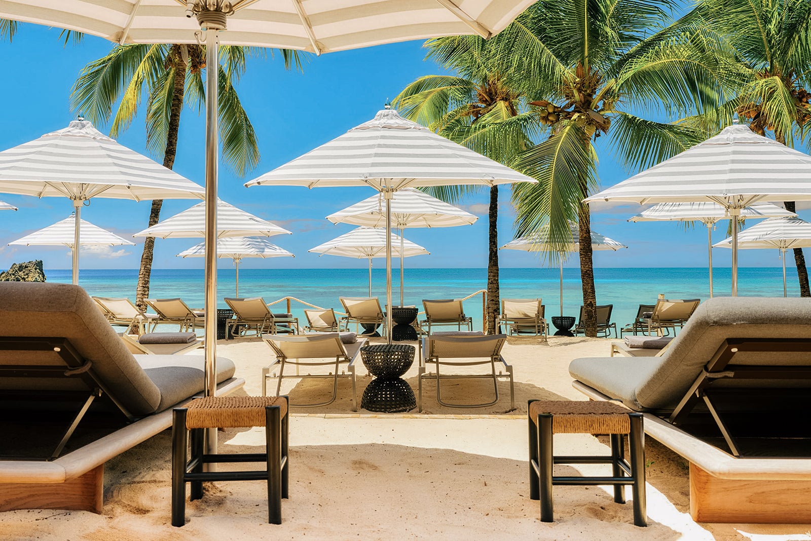 The best credit cards to reach elite status