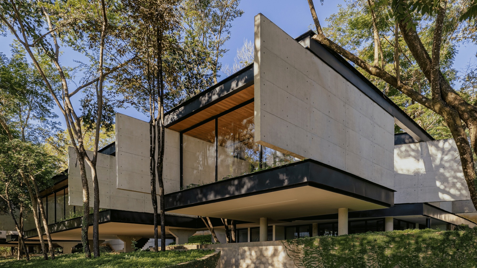 مشروع Casa em São Paulo يوازن بين الكتل الخرسانية والفراغات المفتوحة