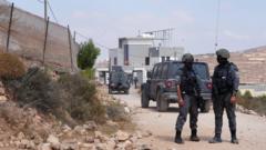 مستوطنون يحاصرون عائلتين فلسطينيتين في قصرة ويمنعون وصول المياه والطعام إليهما