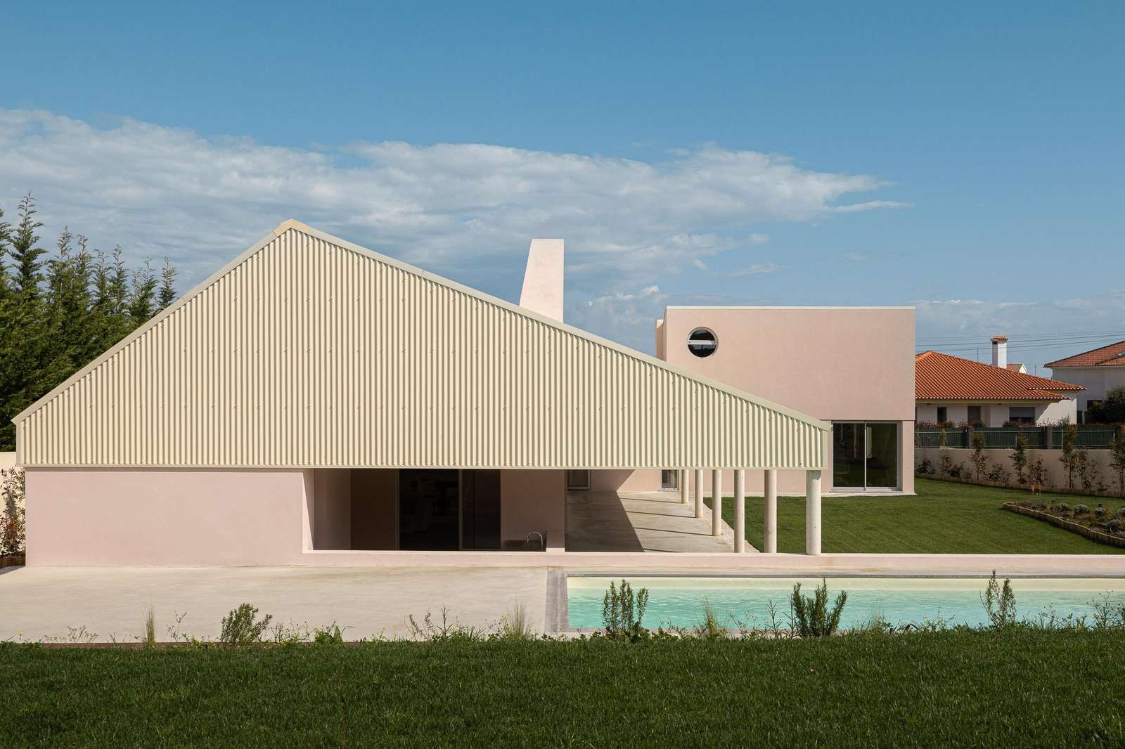 L-Shaped House Project Explores Mass Orientation and Contextual Relationship