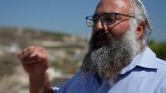 مستوطن إسرائيلي في الضفة الغربية يقول لبي بي سي إن الهجمات على الفلسطينيين مبررة بوصفها انتقاماً