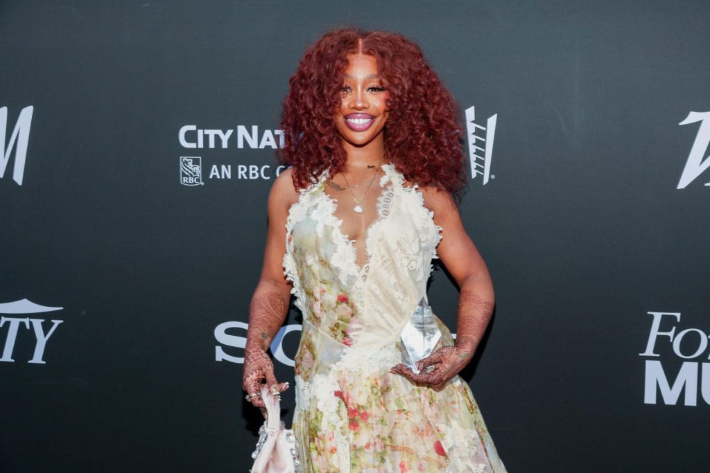 SZA Inducted Into New Jersey Hall of Fame by Danny DeVito