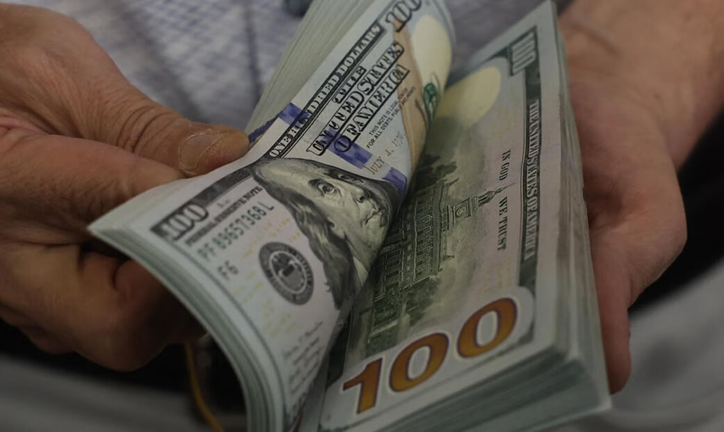 US dollar exchange rate rises in Baghdad, remain stable in Erbil