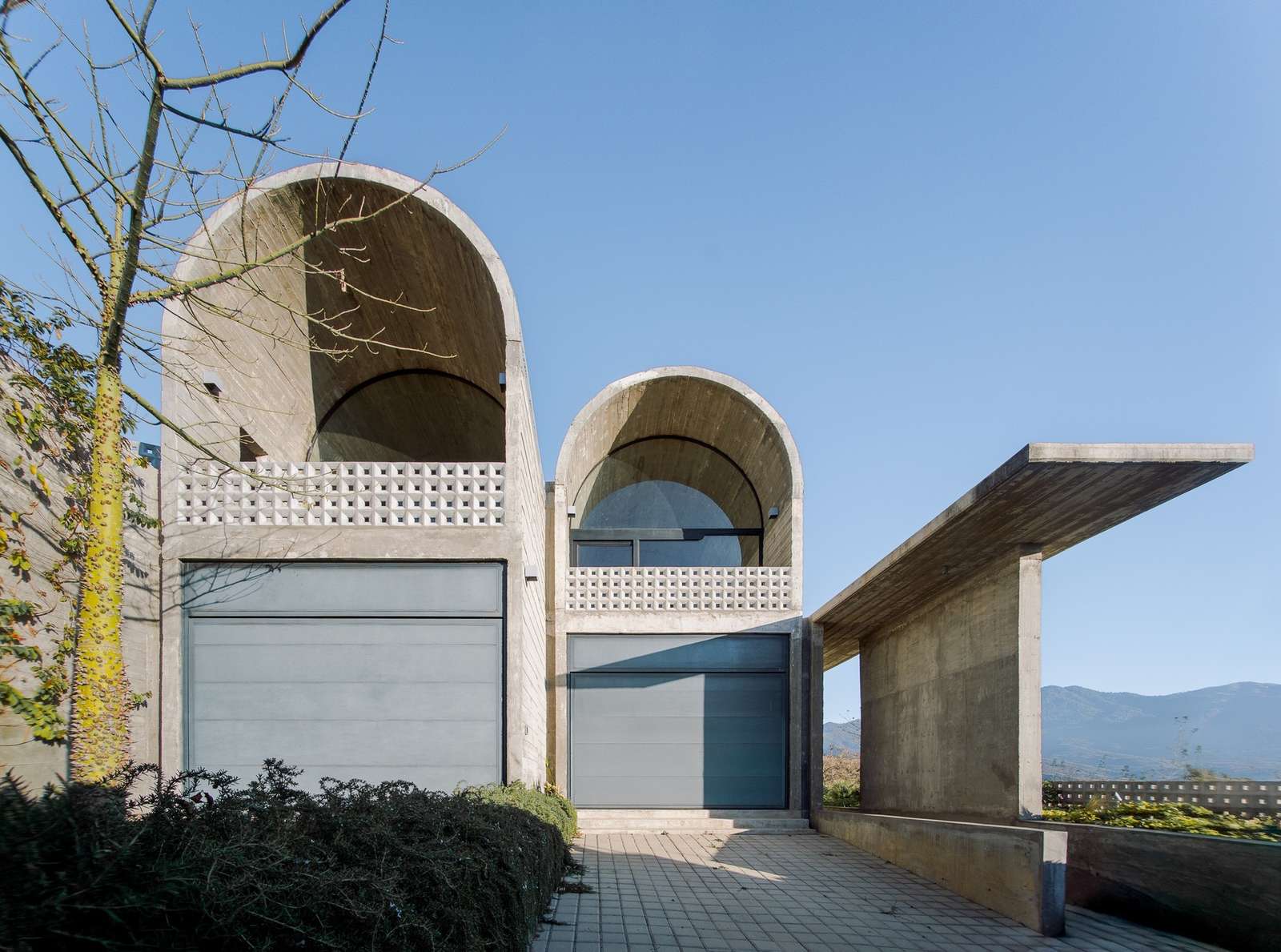 Casa Cielo Project Reinterprets Cylindrical Volumes and the Inner Courtyard