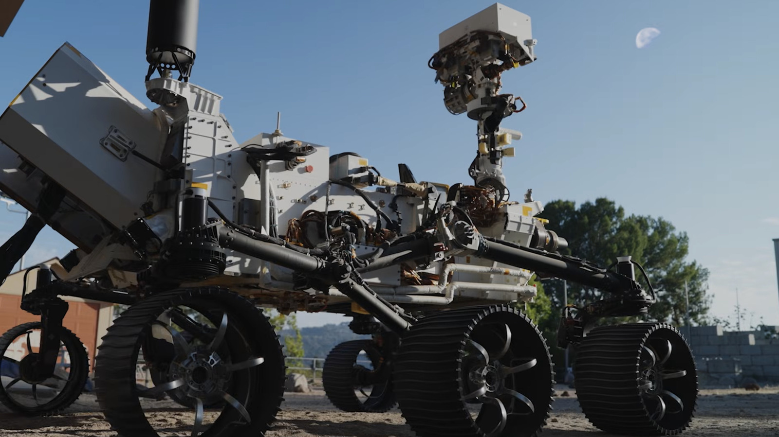 One of NASA's Mars rovers could find itself promised to the moon instead