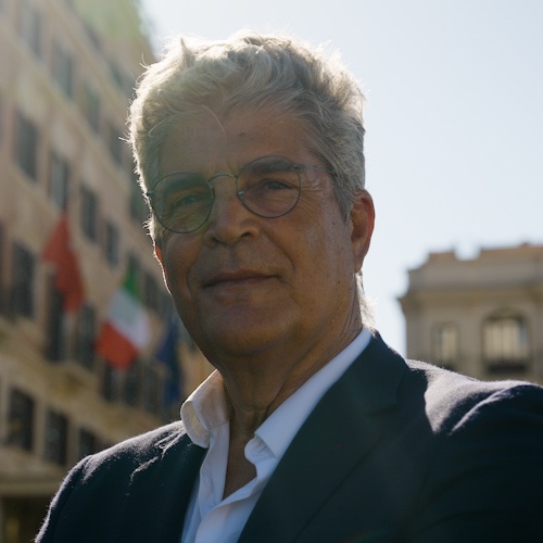 25 Years Ago, One Man Put a Radio in a Guide’s Hand. Today, Vox Group Powers Tours in over 150 Countries.