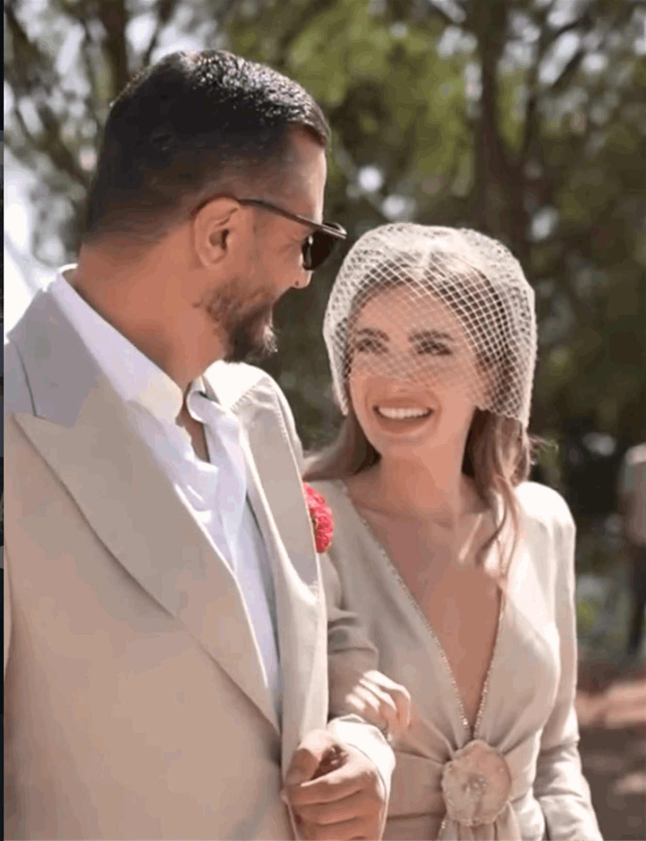 إعلامي لبناني يحتفل بزفافه.. وهذه هوية عروسه