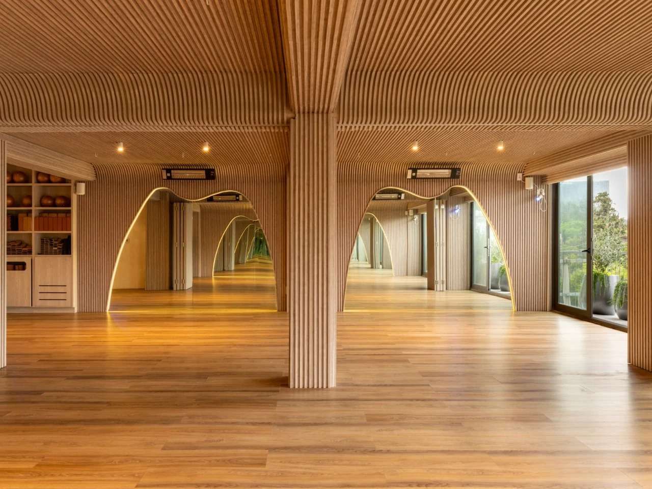 Align Studio يدمج المادة والحركة والضوء في تنظيم متدرج للفراغ الداخلي