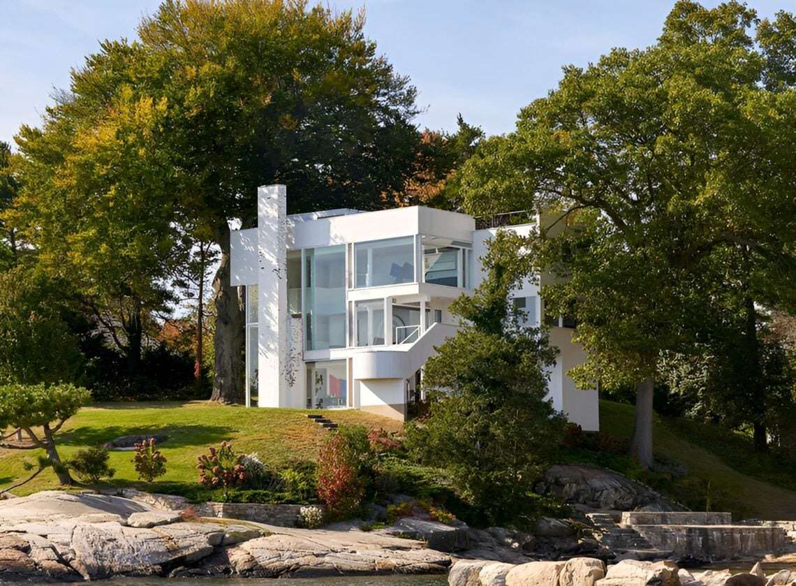 The Smith House Redefines the Relationship Between Solid Mass and Transparent Void in Modern Residential Architecture