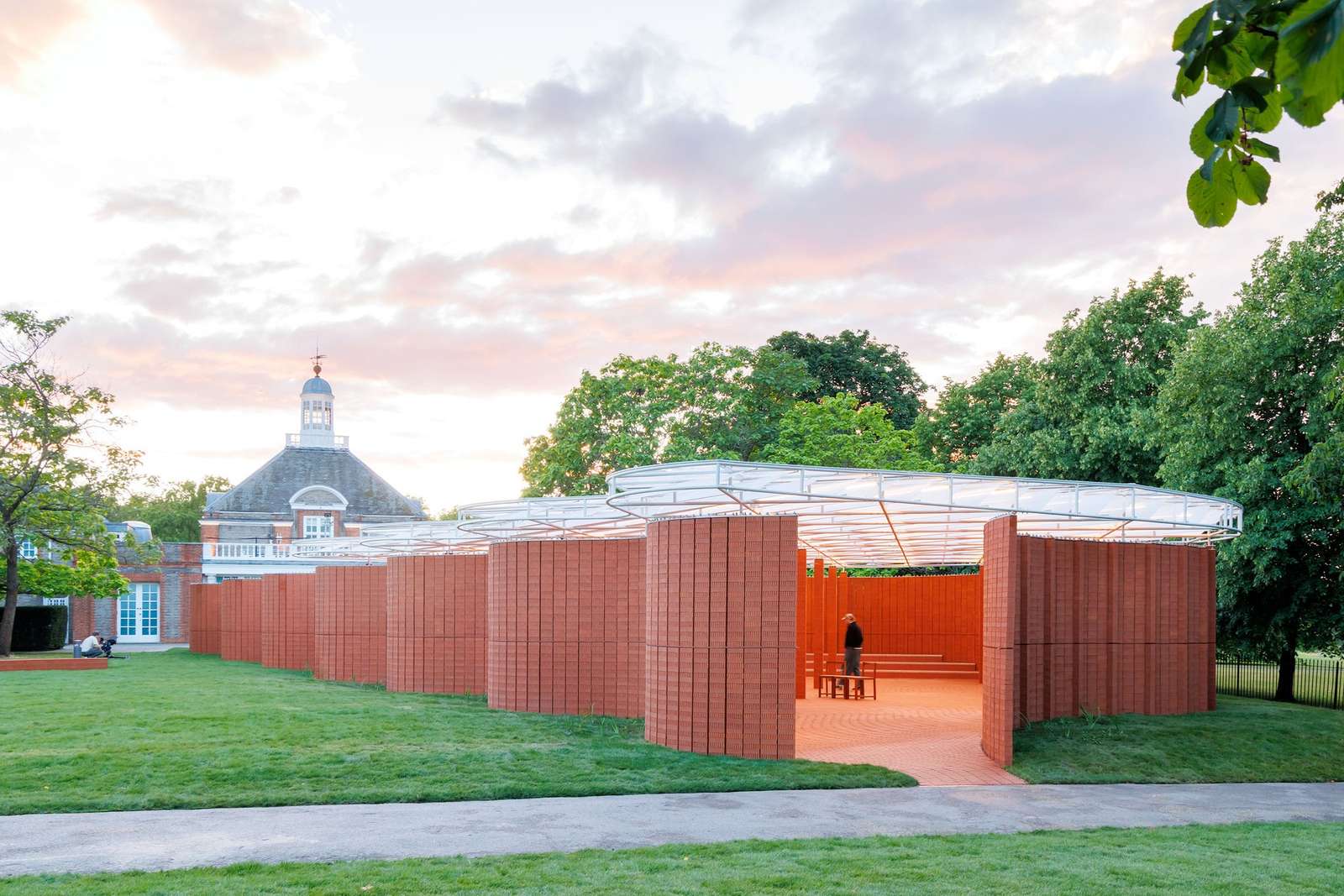 مشروع Serpentine Pavilion يستكشف دور الجدار المتعرج في تنظيم التجربة المكانية