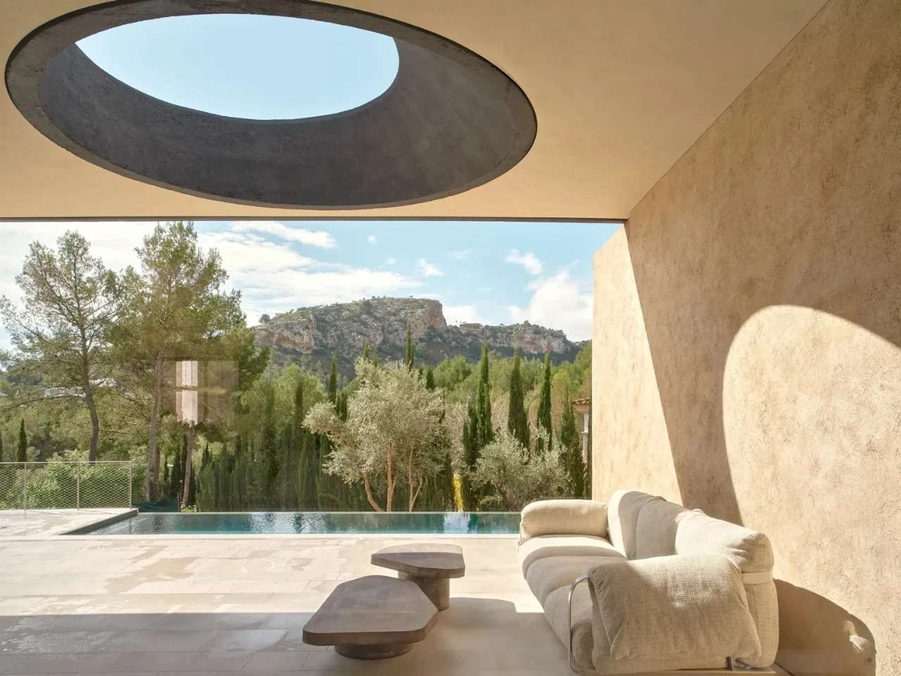 مشروع Casa Óculo يوضح دور الأوكولوس في تنظيم الضوء والمناخ الداخلي