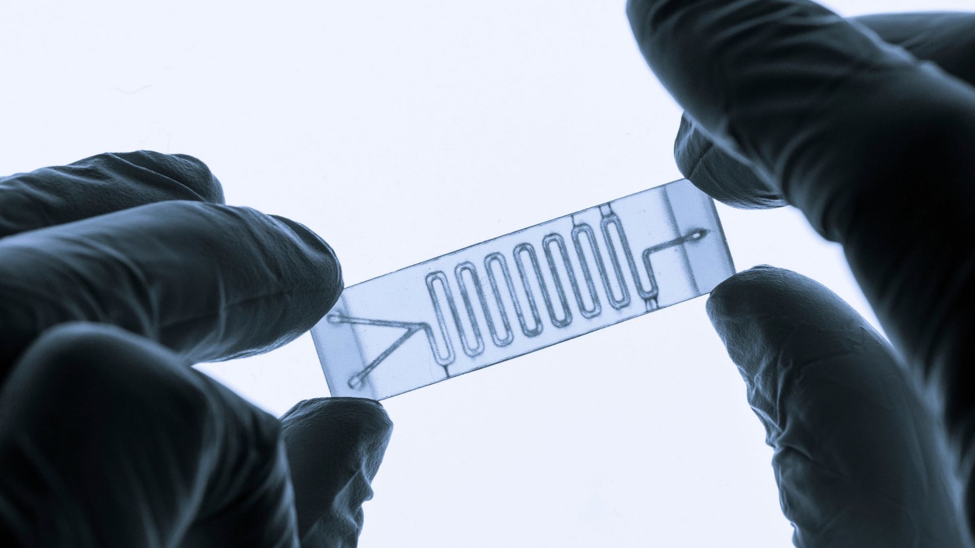 Tiny chip stores memories in flowing water without conventional electronics