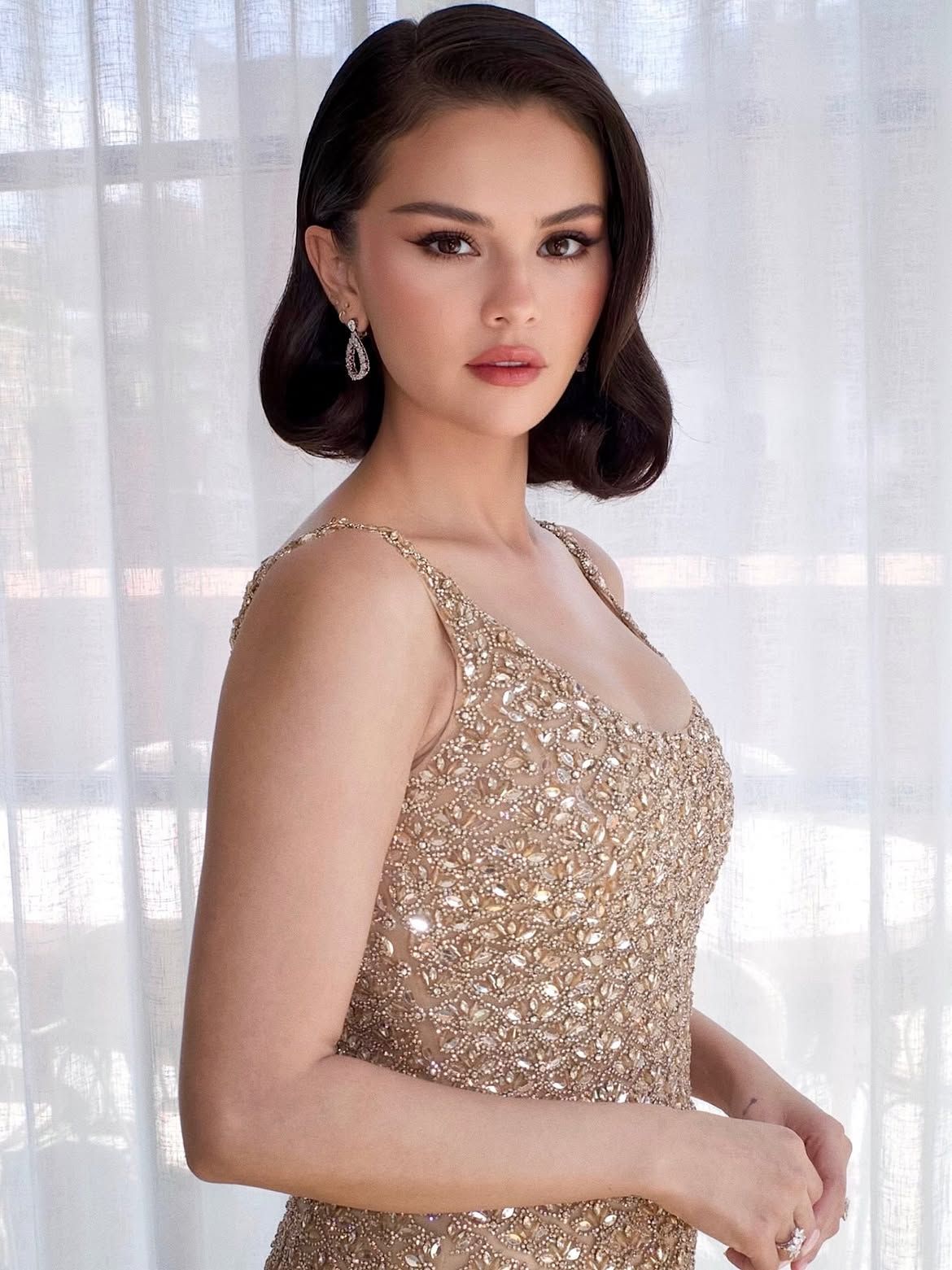 Selena Gomez Channeled Pure, Bombshell Glam for Taylor Swift’s Wedding