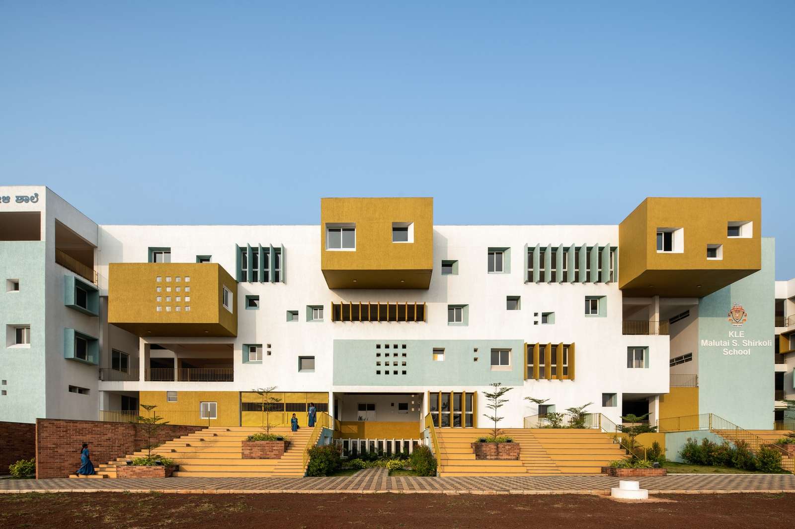 A Multi-Wing School Design Exploring Decentralized Distribution and Flexible Educational Spaces