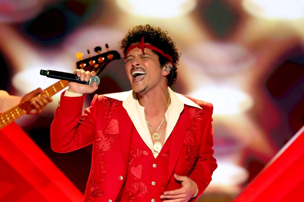 Bruno Mars Soundtracks Lakers Star Ziaire Williams’ SoFi Stadium Proposal With Live ‘Marry You’ Performance
