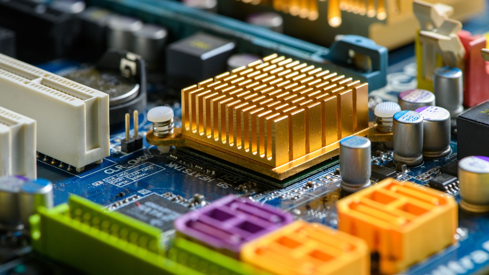 Hafnium oxide stays stable at 1,562°F, boosting future capacitors, memory and cooling