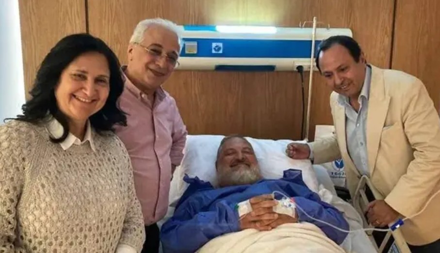بعد وعكة صحية مفاجئة.. فنان شهير يخضع لعملية جراحية عاجلة