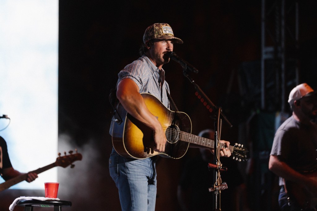 Country Splash Cabo Fest With Riley Green, Jon Pardi and More Combines Song, Sand & Surf: 7 Best Moments